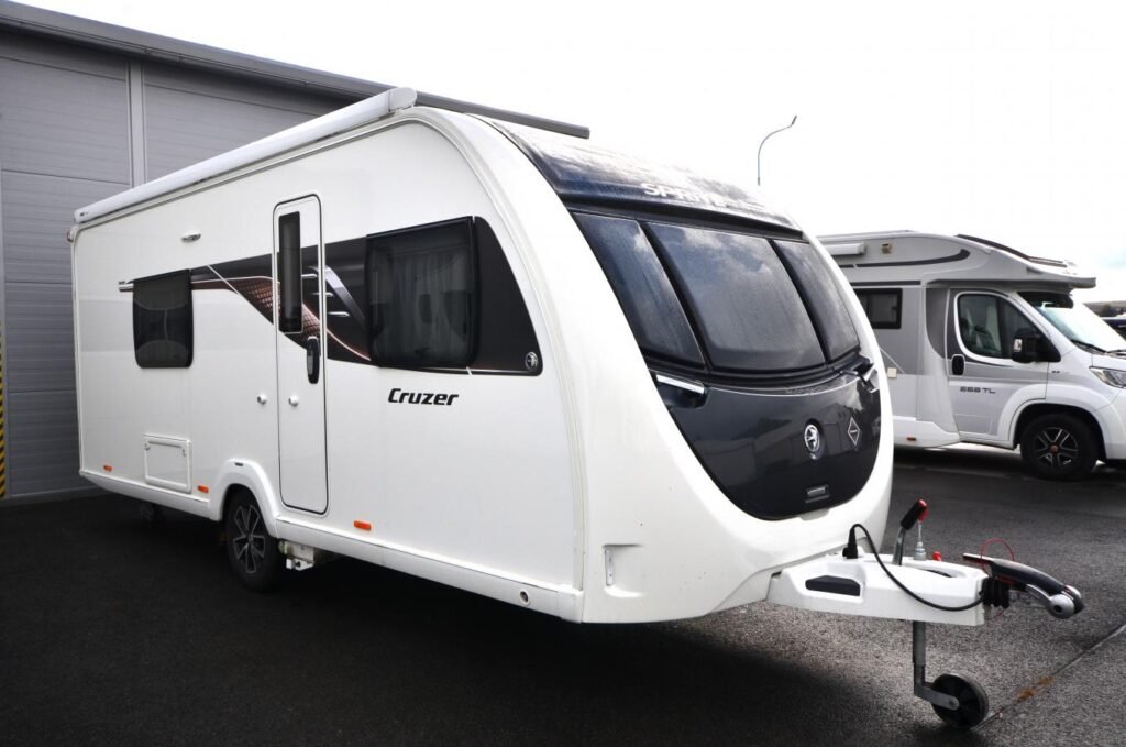 Karavan Cruiser s moderním designem a praktičností pro vaše cesty. Ideální pro dobrodružství na cestách!