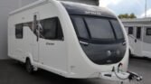 Karavan Sprite Cruzer, moderní design a pohodlné bydlení na cestách. Ideální pro dobrodružství s rodinou.