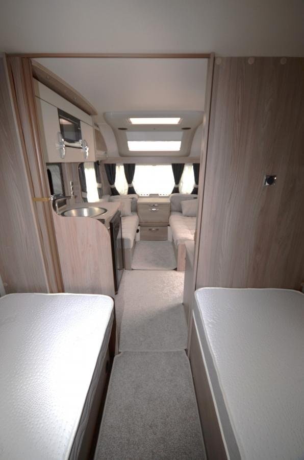 Moderní karavan s prostorným interiérem, kuchyňským koutem a pohodlnými lůžky. Ideální na rodinné výlety.