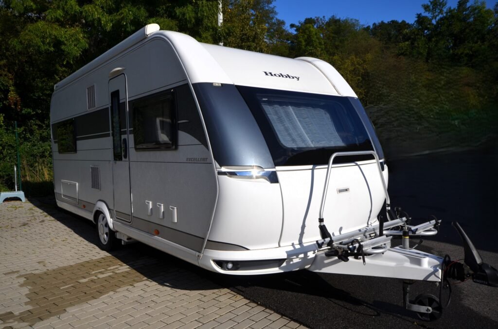 Karavan Hobby Excellent s moderním designem, ideální pro pohodlné cestování a kempování.