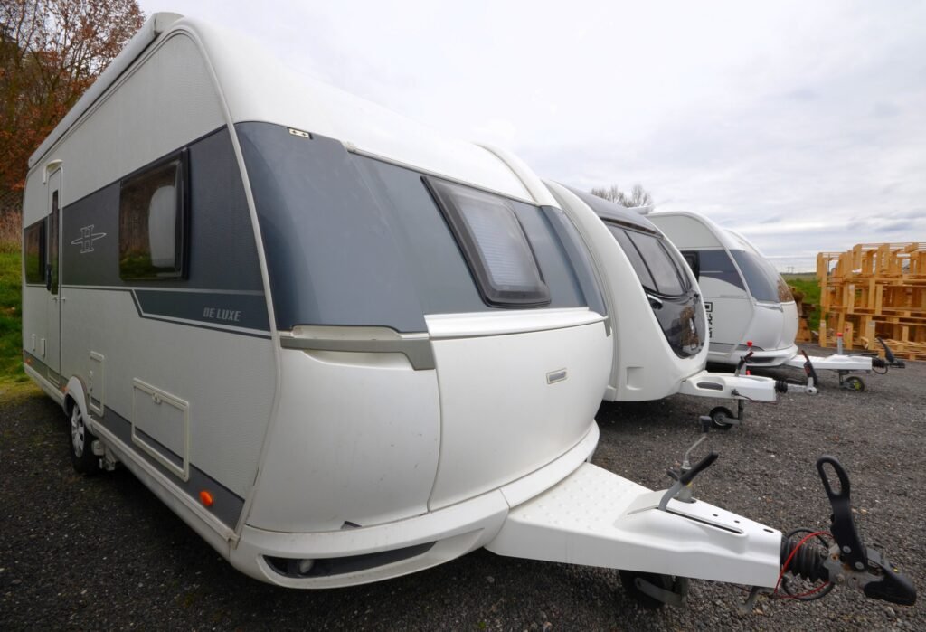 Karavan De Luxe s moderním designem, ideální pro pohodlné cestování. Užijte si přírodu s tímto stylovým přívěsem.