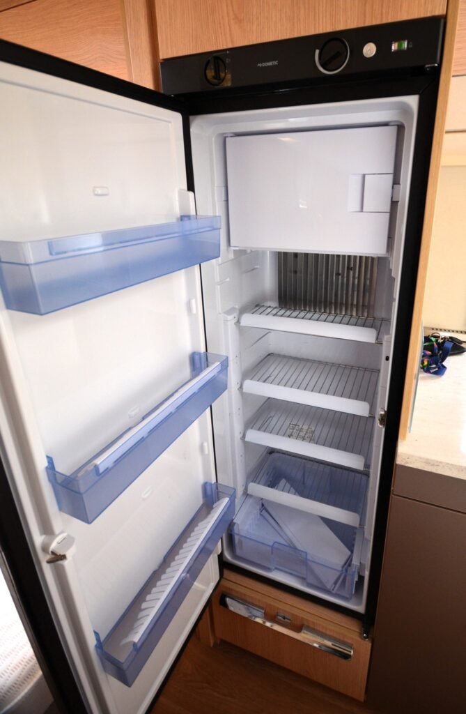 Obrázek zobrazuje ledničku značky Dometic, ideální pro obytné auto nebo karavan.