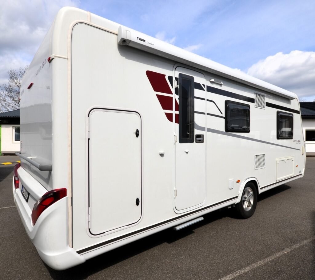Karavan Nova GL s moderním designem a prostorným interiérem, ideální pro pohodlné cestování.