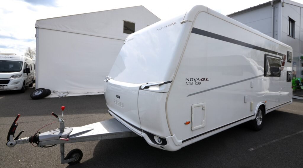Karavan Eriba Nova GL Active Tourer s moderním designem pro pohodlné cestování.