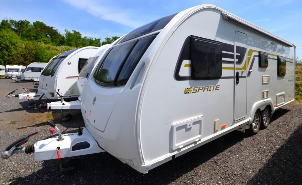 Karavan Sprite, moderní design s jasnými liniemi, ideální pro pohodlné cestování. Objevíte krásy přírody!