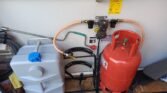 Na obrázku je instalace plynu a vody z karavanu, bez viditelné značky nebo modelu.