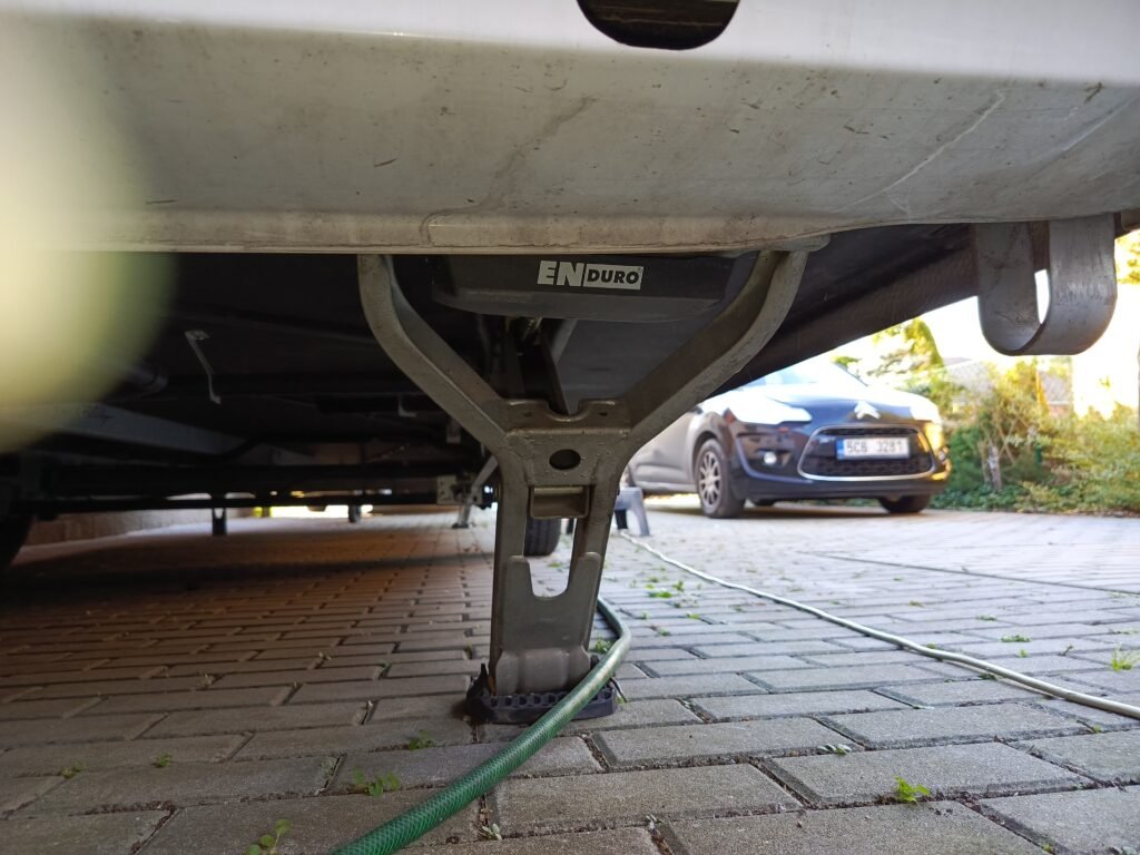 Na obrázku je karavan s podvozkem, v pozadí je obytné auto Citroën.