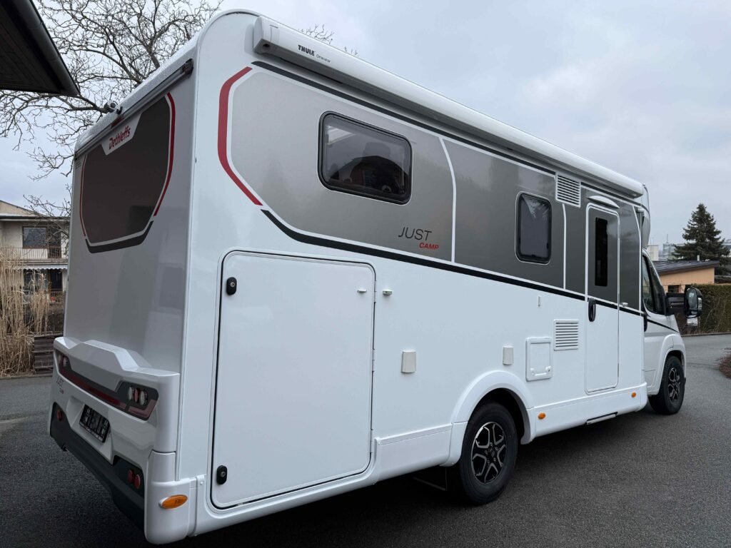 Obytné auto Dethleffs Just Camp, moderní design a komfortní vybavení pro vaše dobrodružství na cestách.