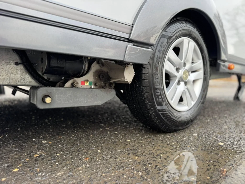 Na obrázku je karavan s kvalitními pneumatikami Goodyear a detaily podvozku. Ideální pro cestování.