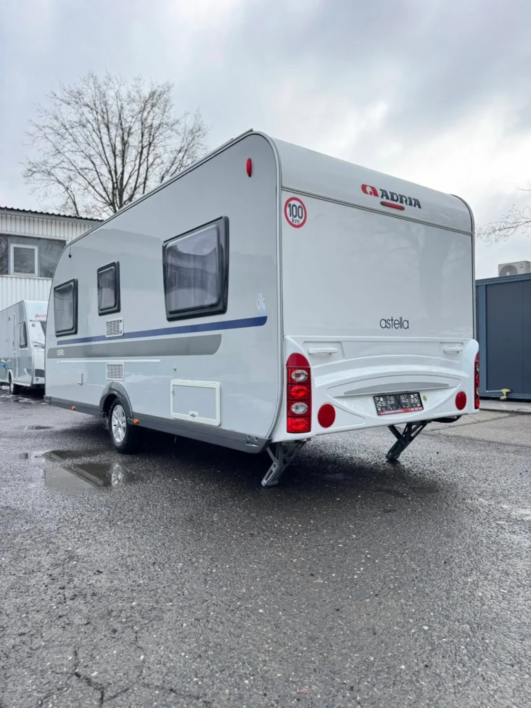 Karavan Adria Astella s moderním designem, ideální pro dobrodružství v přírodě.