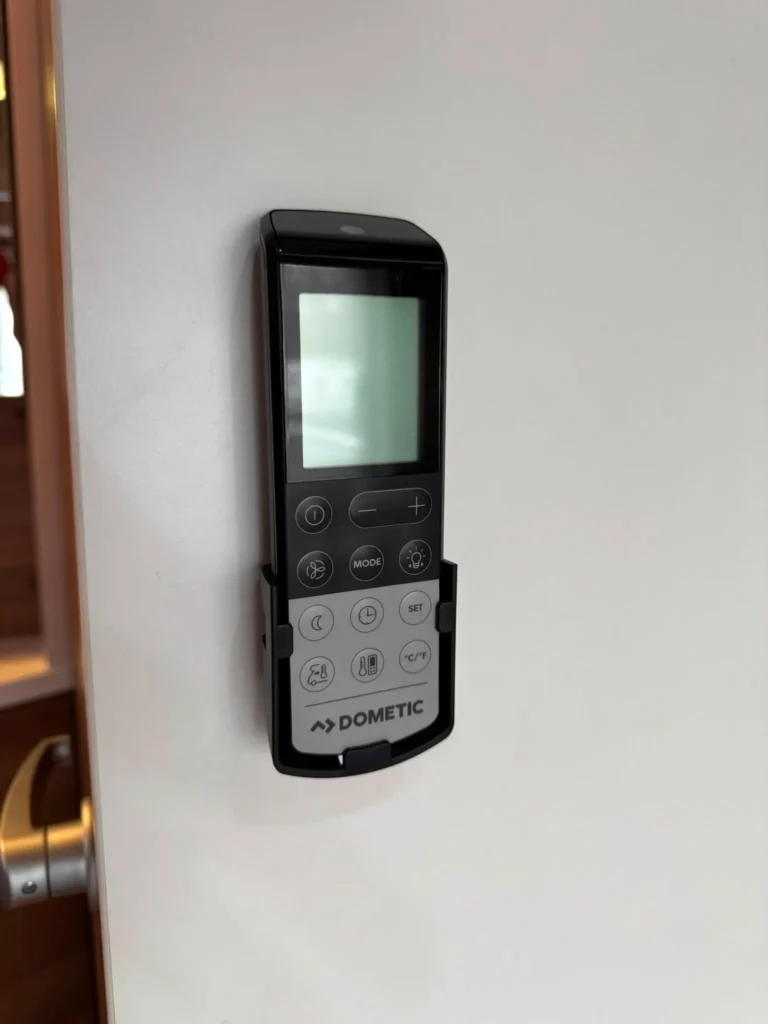 Ovladač Dometic pro klimatizaci v obytném voze. Ideální pro pohodlné nastavení teploty.