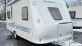 Karavan Hobby v pěkném stavu, ideální pro pohodlné cestování a dovolené. Perfektní společník na cesty!