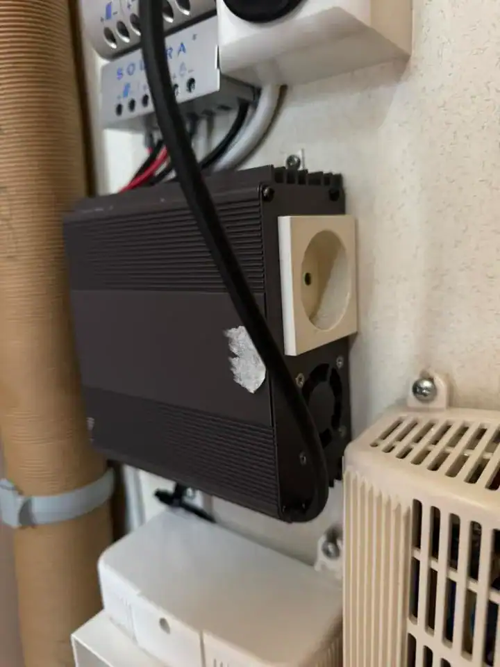 Zobrazená část interiéru karavanu s elektrickými komponenty a drátovými připojeními. Není viditelná značka ani model.