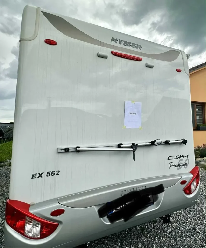 Obrázek zobrazuje karavan Hymer Exsis-I Premium EX 562. Moderní design a kvalitní zpracování pro pohodlné cestování.