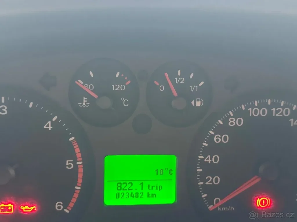 Obrázek ukazuje palubní desku obytného auta, s údaji o teplotě a ujeté vzdálenosti.