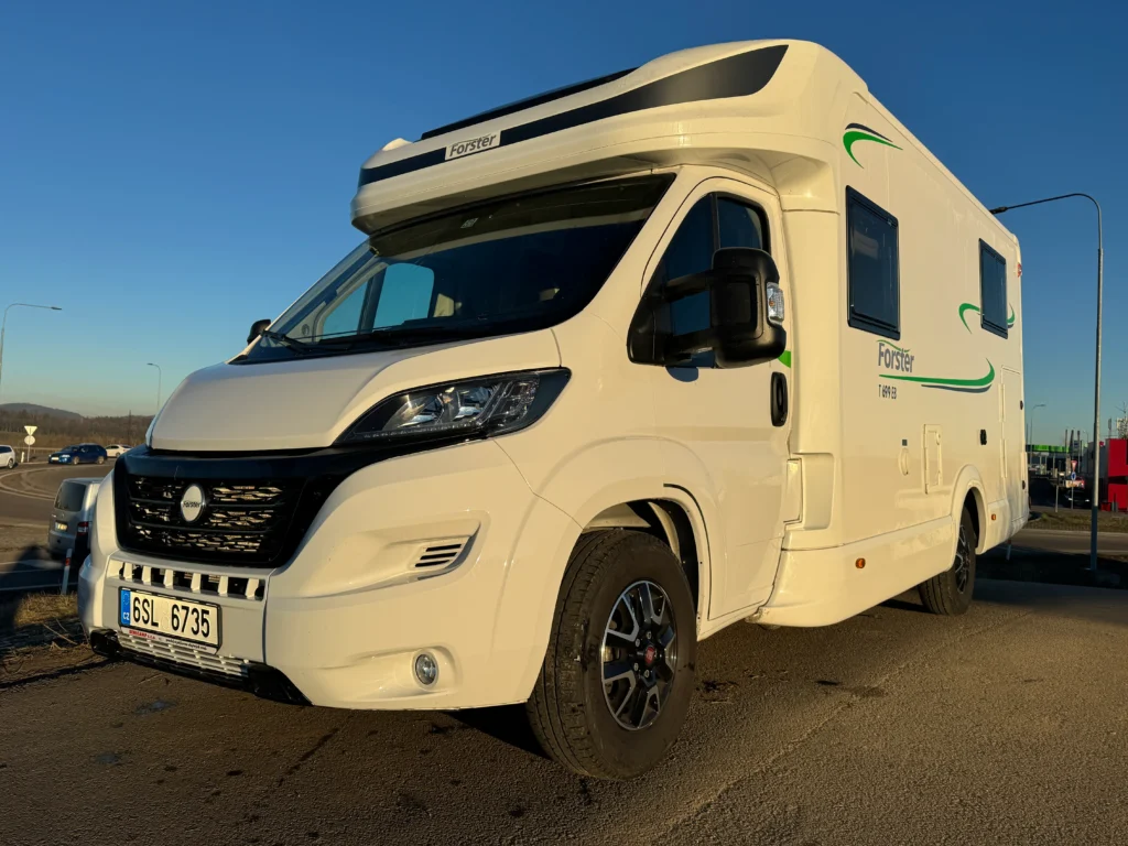 Obytné auto Forster T 689 EB, ideální pro vaši dovolenou na cestách.