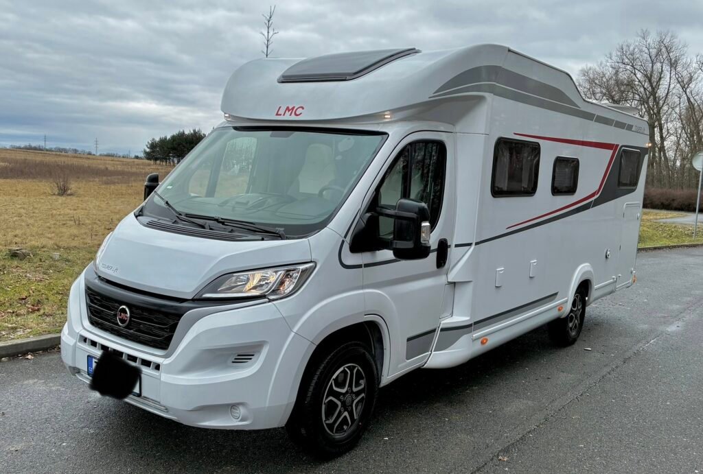 Obytné auto LMC s moderním designem a pohodlnými detaily pro skvělé cestování. Ideální pro dobrodružství na silnicích!