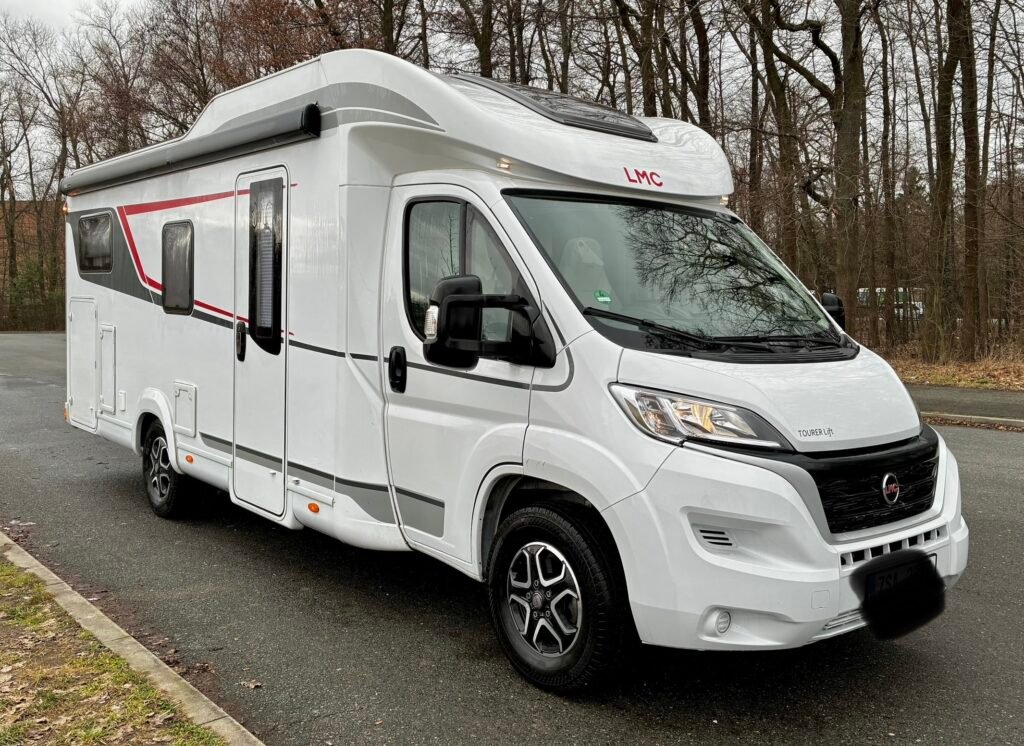 Obytné auto LMC Tourer Lift v elegantním designu, ideální pro dobrodružství a pohodlné cestování.