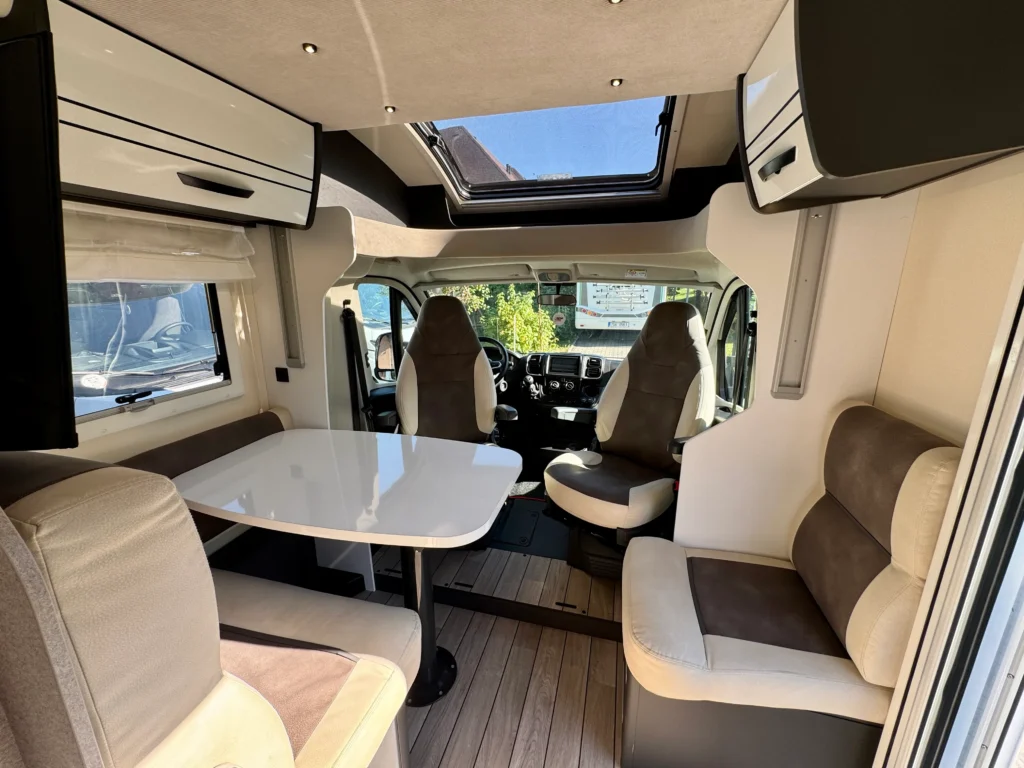 Interiér obytného auta s moderním designem a pohodlnými sedadly. Ideální pro kempování a cestování.