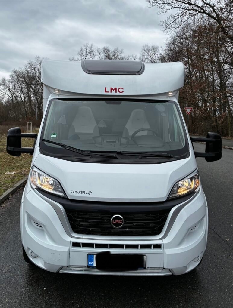 Obytné auto LMC Tourer Lift s moderním designem a komfortní kabinou, ideální pro cestování přírodou.