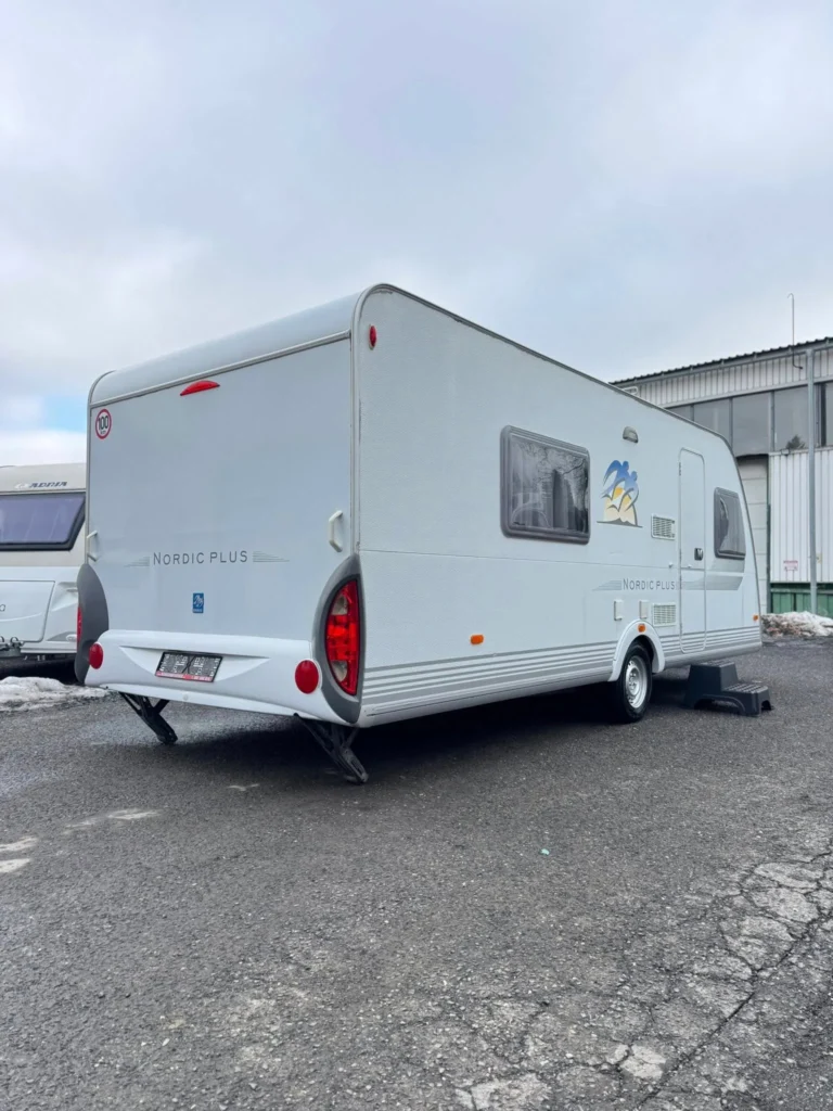 Karavan Nordic Plus, ideální pro pohodlné cestování a kempování. Objevte svobodu na cestách!
