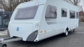 Karavan Nordic Plus s moderním designem, ideální pro pohodové cestování a kempování.