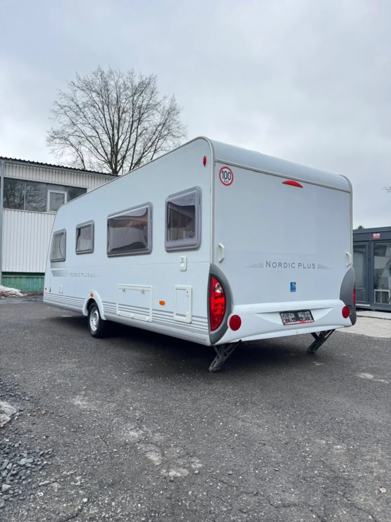 Karavan Nordic Plus s moderním designem, ideální pro bezpečné cestování a dobrodružství.