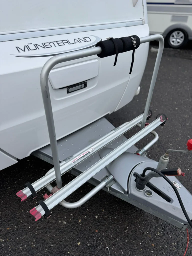 Karavan značky Münsterland, detailní pohled na držák. Ideální pro dobrodružné cestování.