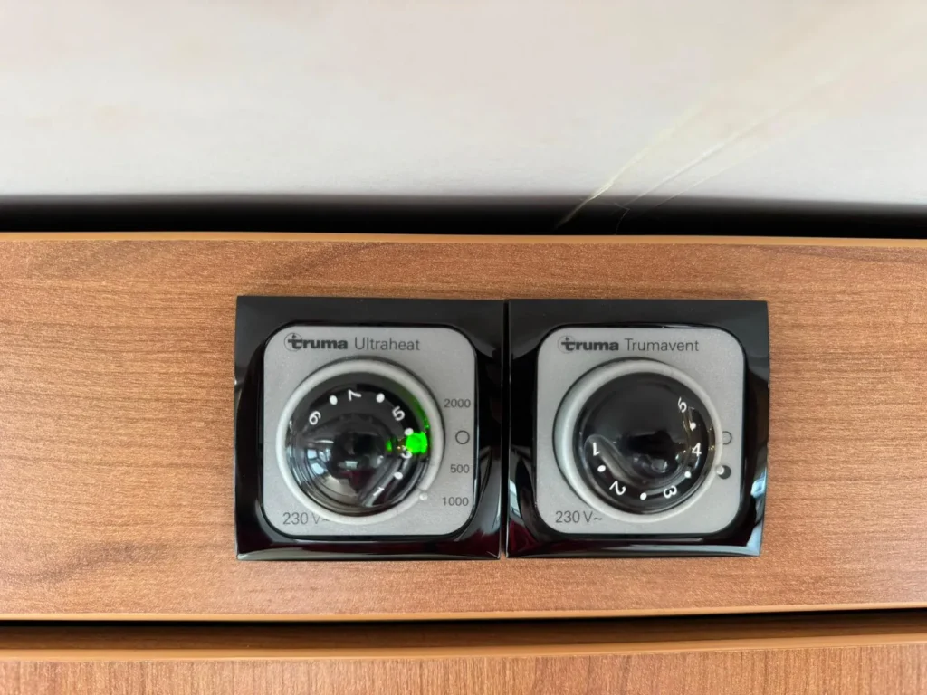 Zařízení Truma Ultraheat a Trumavent v obytném voze pro komfortní úpravu teploty.