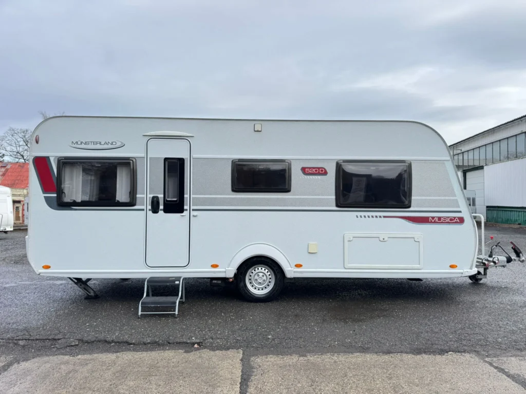 Karavan Münsterland Musica 520 D s moderním designem a prostorným interiérem, ideální pro dobrodružství.