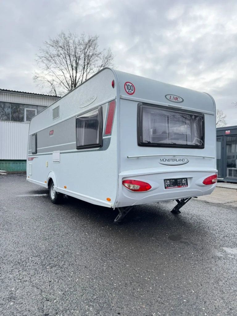 Karavan LMC Münsterland s moderním designem, ideální pro pohodlné cestování.