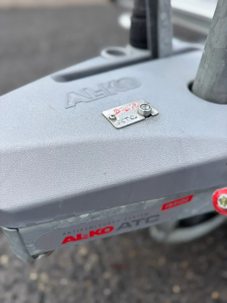 Na obrázku je prvek značky AL-KO, pravděpodobně z karavanu, bezpečnostní zařízení ATC pro stabilizaci.
