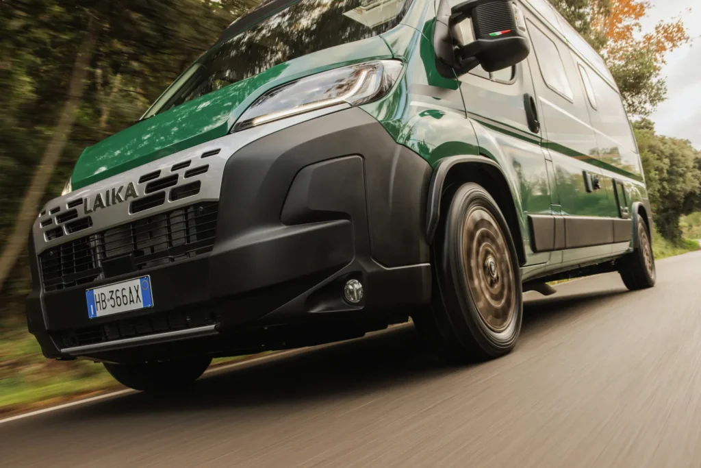 Obytné auto Laika na silnici, ideální pro dobrodružství a cestování. Užijte si komfort a svobodu na cestách!