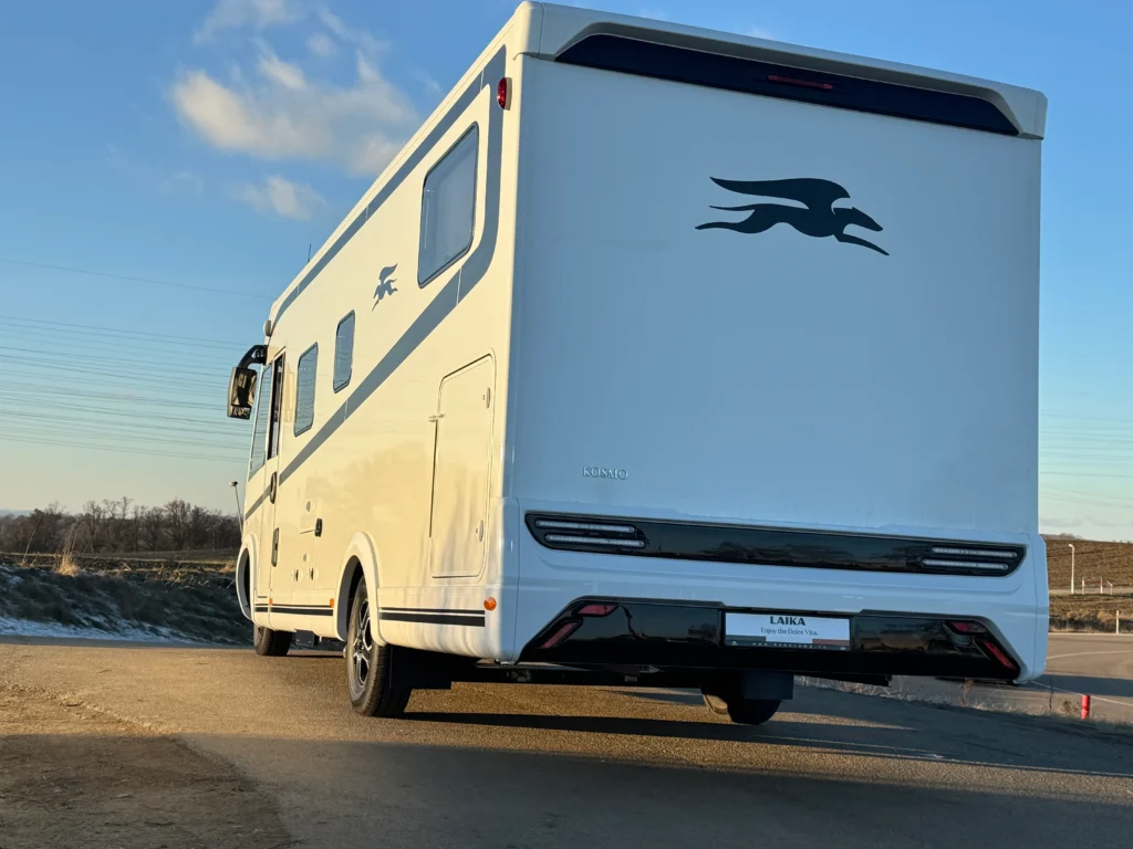 Obytné auto Laika Kosmo s moderním designem, ideální na cestování a dobrodružství v přírodě.