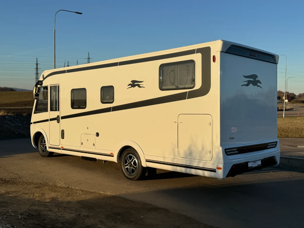 Obytné auto s elegantním designem, ideální pro dobrodružství. Značka a model nejsou viditelné.