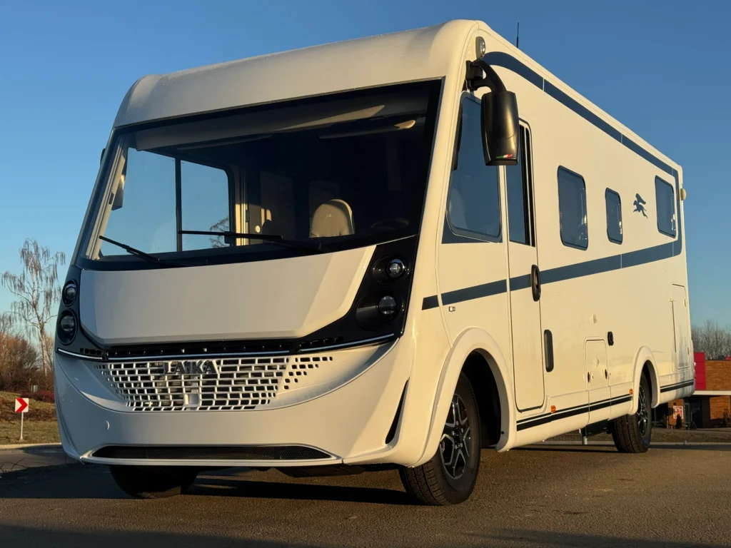 Obytné auto Laika s moderním designem, ideální pro pohodlné cestování a život na cestách.