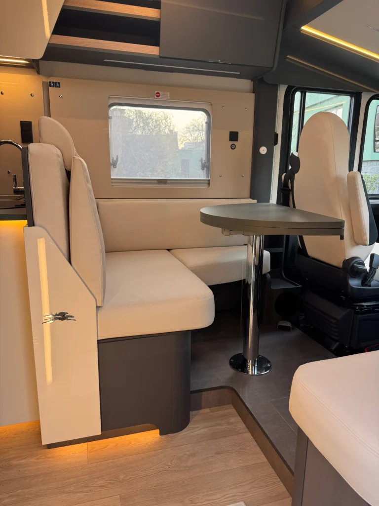 Obytné auto s moderním interiérem a pohodlným sezením. Ideální pro kempování a cestování.