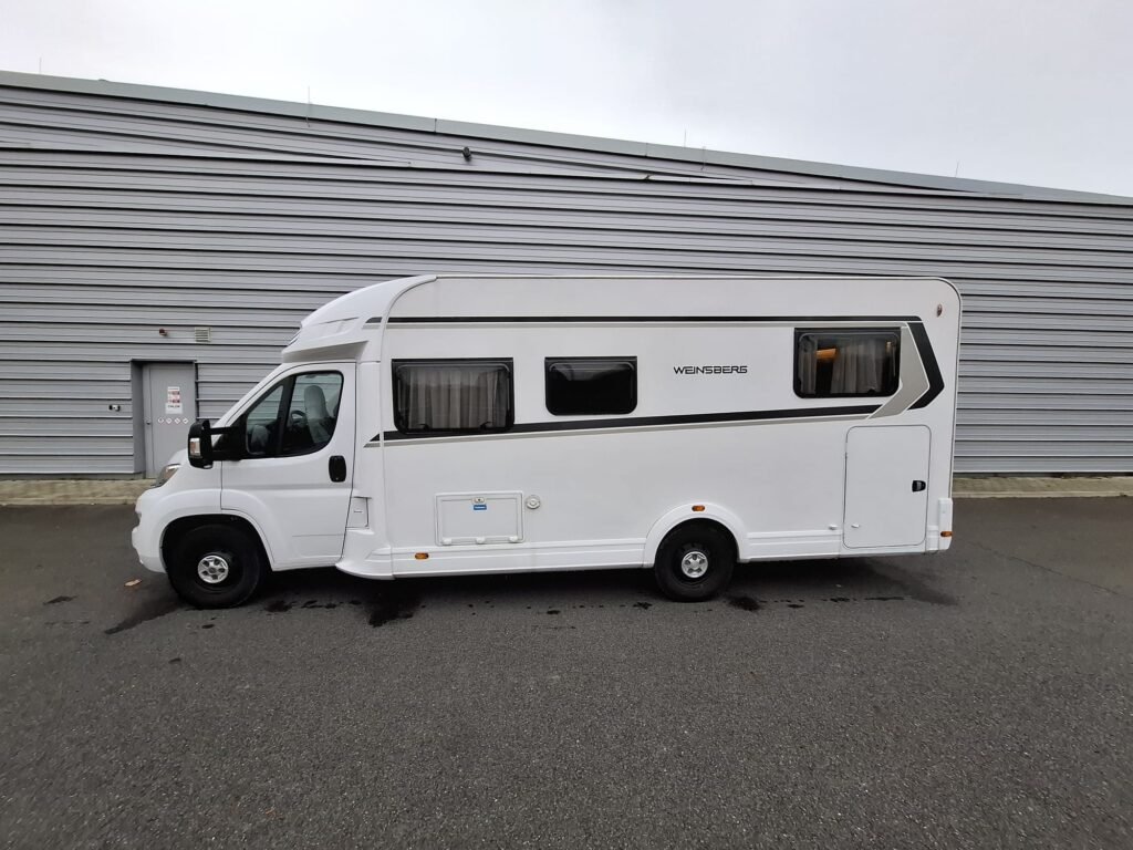 Obytné auto Weinsberg, moderní a prostorné, ideální pro cestování a dobrodružství.