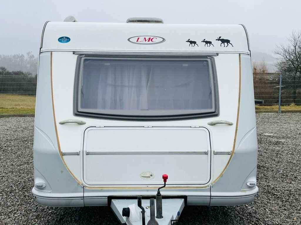 Karavan LMC s prostorným oknem a elegantním designem pro pohodlné cestování a kempování.