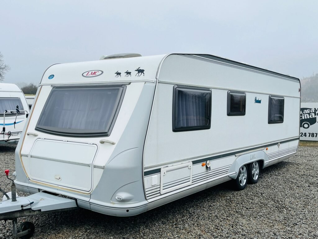 Karavan LMC, moderní design s velkými okny a dostatkem místa pro pohodlné cestování. Ideální pro dobrodružství!