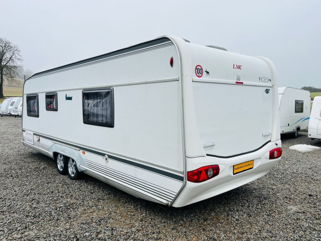 Karavan LMC, moderní a prostorný, ideální pro dobrodružství na cestách. Vhodný pro rodinné výlety.