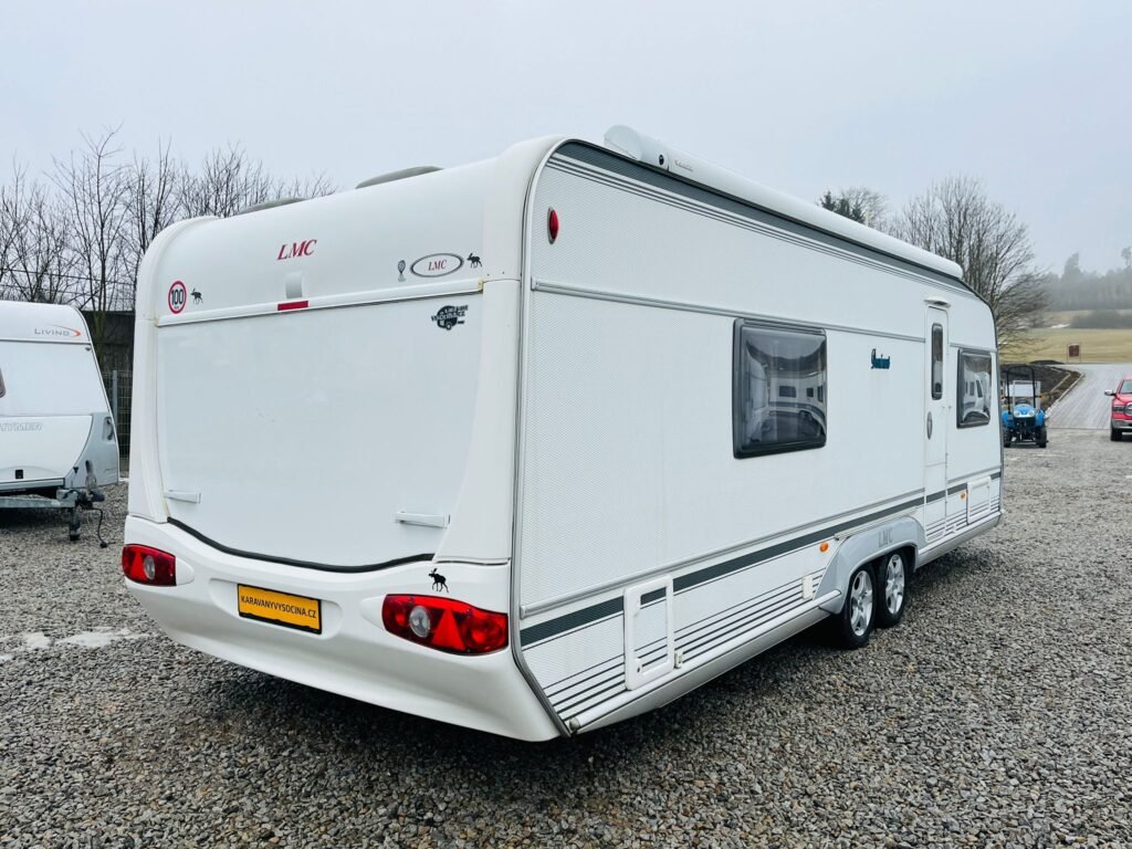 Karavan LMC s moderním designem, ideální pro pohodlné cestování a dovolenou na kolech.