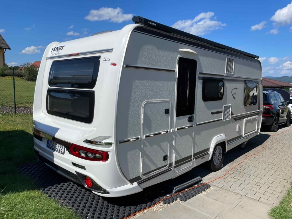 Karavan Fendt Caravans na slunném místě, ideální pro vaši dovolenou v přírodě. Vhodný pro pohodlné cestování.