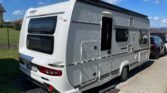Karavan Fendt Caravans na slunném místě, ideální pro vaši dovolenou v přírodě. Vhodný pro pohodlné cestování.