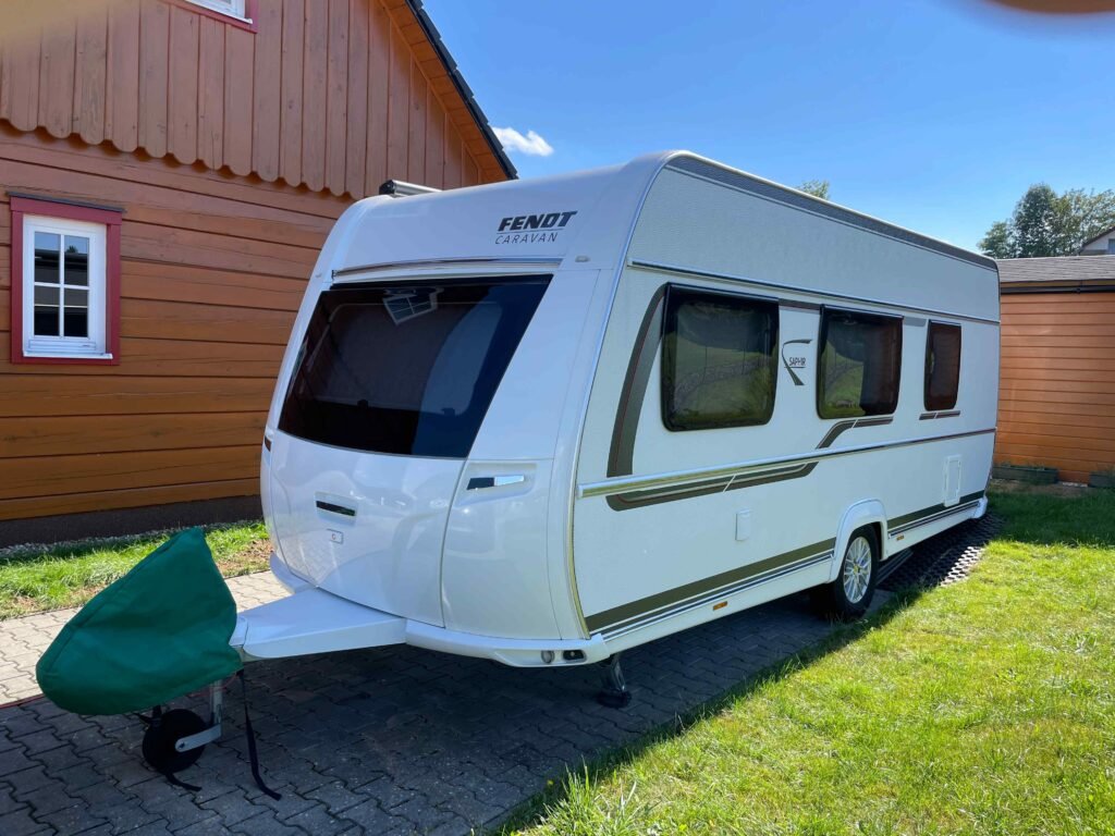 Karavan Fendt Sahar s elegantním designem, ideální pro vaše cestování a dobrodružství v přírodě.