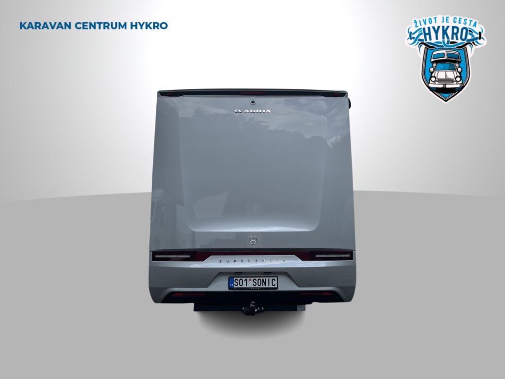 Karavan Adria Sonic s moderním designem a funkčními prvky. Ideální pro cestování a dobrodružství.