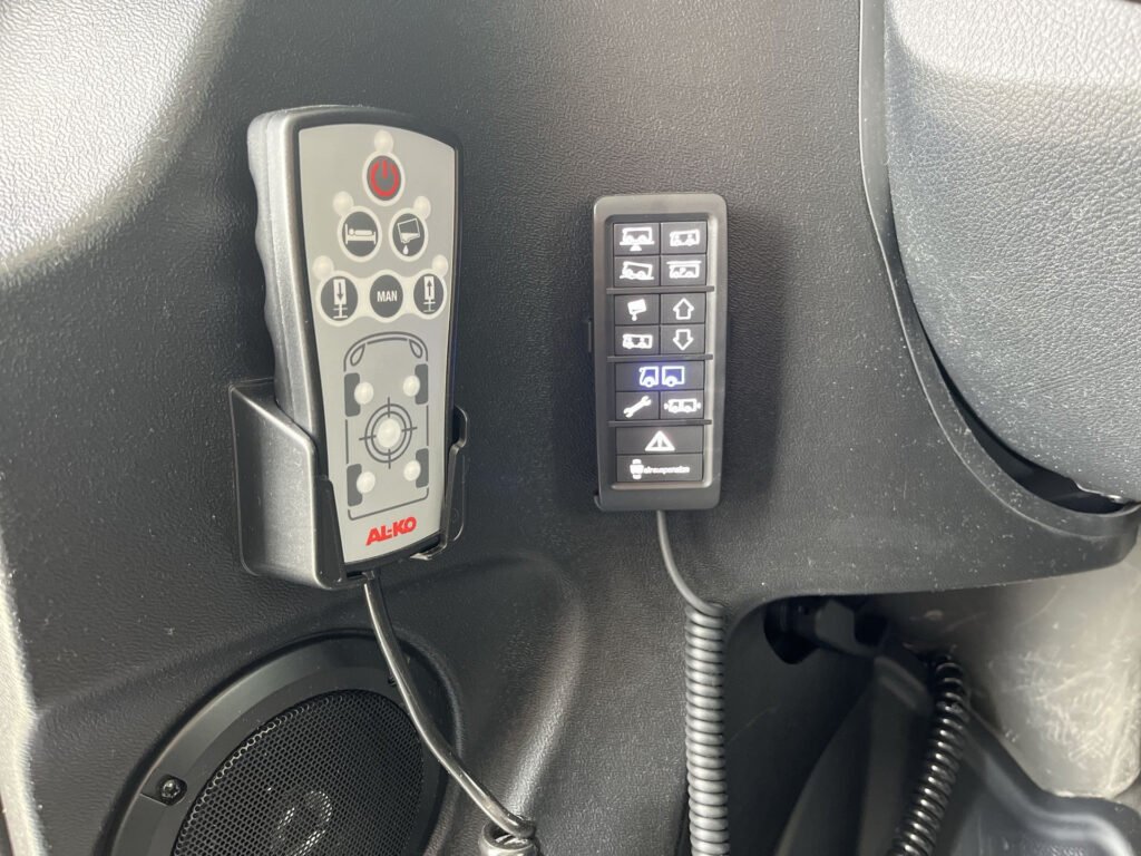 Ovladače v interiéru obytného auta, prostor pro komfortní ovládání různých funkcí.