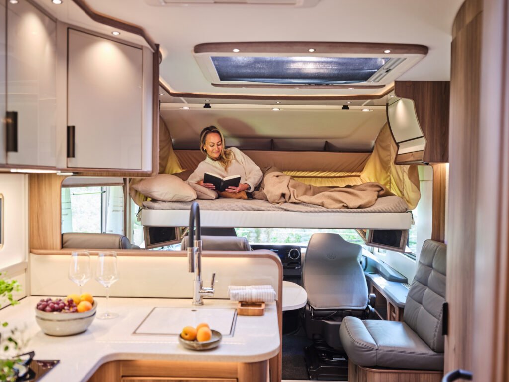 Obytné auto s moderním interiérem, ideální pro pohodlné cestování a odpočinek.