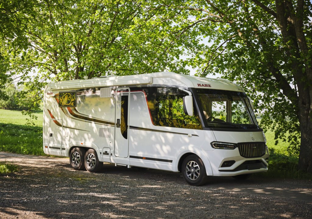Obytné auto KABE stojí v přírodě, ideální pro dobrodružství a relaxaci na cestách.
