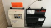 Obrázek zobrazuje elektrickou skříňku Dometic pro obytné auto. Obsahuje jističe a pojistky pro správnou funkci.